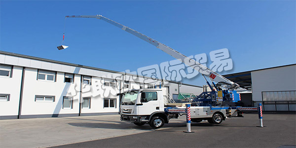 KLAAS早在1933年,由西奧多·克拉斯(Theodor Klaas)在威斯特伐利亞(Westphalia)的阿舍貝格(Ascheberg)成立。作為一名建筑承包商,他在第二次世界大戰(zhàn)后利用他的所有創(chuàng)造力開(kāi)發(fā)出第一臺(tái)傾斜式升降機(jī),這使得建筑工地的工作變得更加容易。