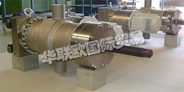 B&B HYDRAULIK-TECHNIK GmbH由Helitut Brocke和HenningB?hr于1983年在Witten-Herbede成立。目的是銷(xiāo)售用于骨料結(jié)構(gòu)的液壓元件和液壓附件。在短時(shí)間內(nèi)，對(duì)完整的Hydraulilk系統(tǒng)的需求變得非常大，以至于他們的生產(chǎn)開(kāi)始了。