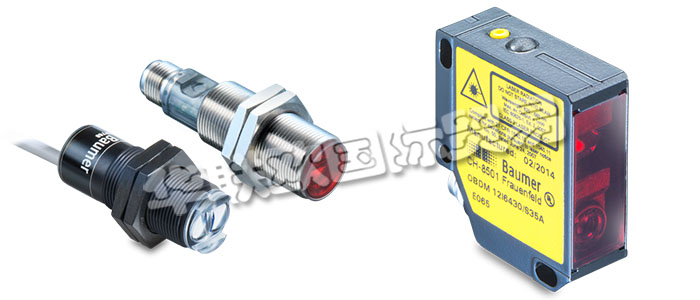堡盟漫反射式傳感器強度差別檢測型的發(fā)射器和接收器位于同一個外殼內(nèi)。光源射出的紅外線、紅光或激光直接被目標(biāo)物反射回到傳感器上。如果目標(biāo)物反射的光線足夠充足，接收光將觸發(fā)傳感器的開關(guān)動作。照射到目標(biāo)物上的光線基本上都發(fā)生漫反射，并沿各個方向反射。接收器只接收到這些光線的很小一部分。如果目標(biāo)物反射的光線足夠充足，接收光將觸發(fā)傳感器的開關(guān)動作。由于傳感器是根據(jù)來自材料的反射光而工作，所以表面特性、顏色和光澤度對于檢測距離的影響極大。